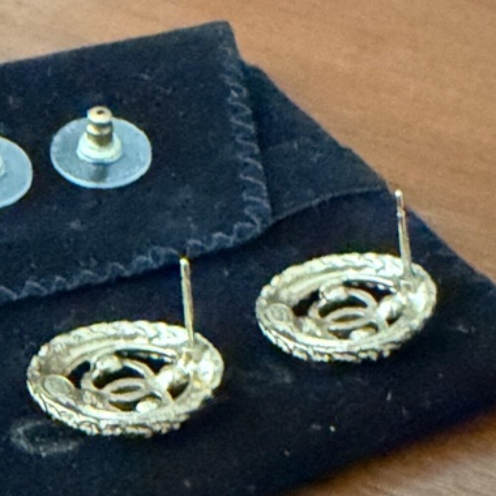 ✨ Chanel 2018 CC Gold-Tone Pearl Button Pierced Earrings A18V | Box - Picture 7 of 10